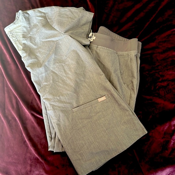 Figs Scrub Set (Graphite Color) - Picture 2 of 10